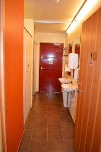 Laugarfell劳佳尔费尔酒店及温泉的一间带两个水槽和红色门的浴室