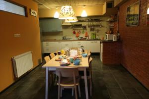 古多里塔萨尔巴尼Spa度假酒店的厨房配有餐桌和食物