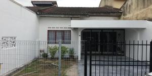 马六甲巴图贝伦丹度假屋的前面有栅栏的白色房子