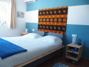 圣何塞La Loma的一间卧室配有一张带橙色和蓝色床头板的床