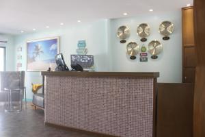 塞班塞班海滩酒店的大堂设有柜台,墙上挂有盘子
