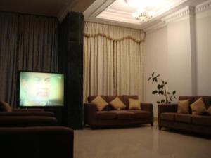 科威特雷德托尔精装公寓的客厅配有2张沙发和1台平面电视