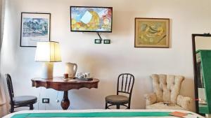 佩斯卡拉Le stanze di Bruno的一间卧室配有桌椅和一盏灯。