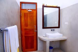 阿鲁特伽马Malu Banna的一间带水槽和镜子的浴室