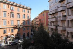 罗马Campani Luxury Flat的享有城市街道和建筑的景色