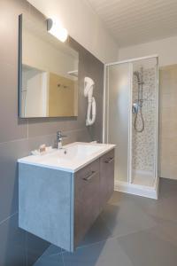 佩斯基耶拉德加达Fiori sull'Acqua Apartments的一间带水槽和淋浴的浴室