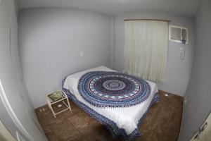 伊瓜苏Residencial MBoicy的一个小房间的小床,设有窗户