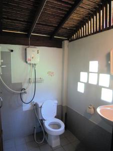 甲米镇帕侬栟茶避暑山庄的一间带卫生间和水槽的浴室