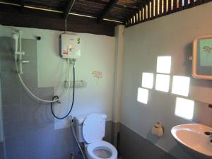 帕侬栟茶避暑山庄的一间浴室