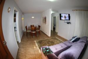 伊瓜苏Residencial MBoicy的客厅配有沙发和桌子