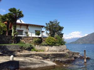 CarmineCasetta al Lago的水体岸边的房子