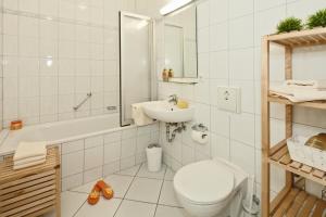 岑平Residenz Waldhaus_05的白色的浴室设有卫生间和水槽。