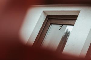 锡纳亚Panoramic Apartments - MontePalazzo Sinaia的窗户的门的闭合