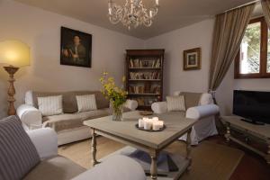 塔瓦尔努泽Chiantivillas Villa Torricella, 27的客厅配有沙发和带蜡烛的桌子
