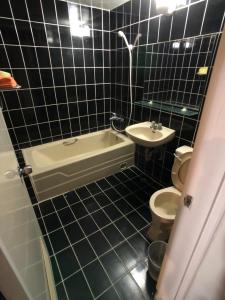 礁溪亚仕登旅馆的浴室配有卫生间、浴缸和水槽。