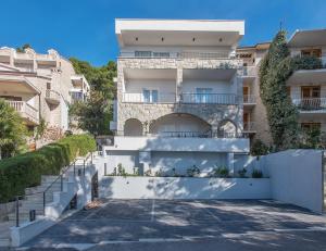 布雷拉Villa Dalmatia Apartments的前面有楼梯的白色建筑