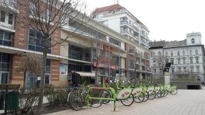 布达佩斯Aden Apartment free parking的停在大楼前的一排自行车