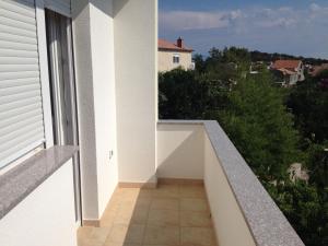 木洛希尼Apartmani Dorita的白色房子的空阳台,有窗户