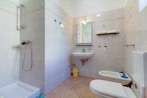 木洛希尼Apartmani Dorita的浴室配有卫生间、盥洗盆和淋浴。