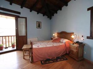SalcedoHotel O Forno的一间卧室设有一张大床和一个大窗户
