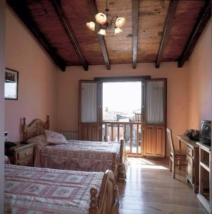SalcedoHotel O Forno的一间卧室设有两张床和大窗户