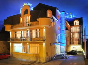 克卢日-纳波卡便捷酒店的建筑的侧面有 ⁇ 虹灯标志
