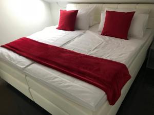 巴特克罗伊茨纳赫Luxus-Appartement im Herzen der Stadt的一张大白色的床,上面有红色枕头