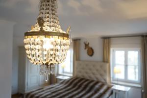 迪森阿姆阿梅尔塞Mara Restaurant & Hotel的配有床的房间的吊灯