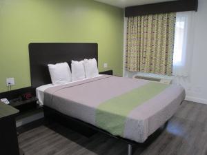 克莱蒙特克莱尔蒙特旅馆 的一间位于绿色客房内的卧室,配有一张大床