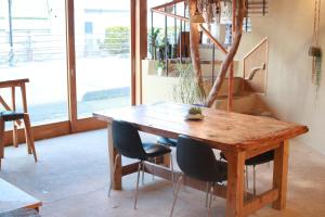 萩市Ruco的一张木桌和椅子