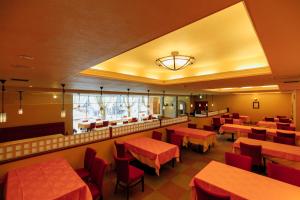 北斗市Izumigo AMBIENT Yatsugatake Cottage的餐厅设有桌椅和大窗户。