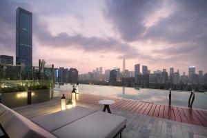深圳深圳辉盛阁国际公寓的享有城市天际线景致的屋顶露台