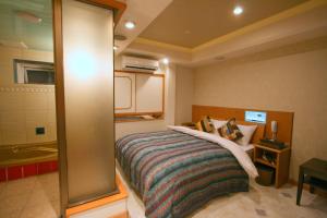 大阪大阪城北诘塞拉维酒店（成人专用）的一间带床的小卧室和一间浴室