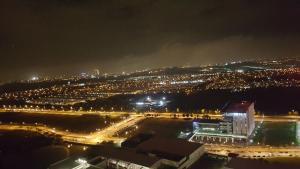 莎阿南实地阿南三叶民宿的夜晚带灯光的城市景观