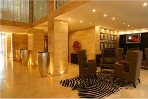 雅典阿拉希亚酒店的大堂设有椅子和地毯