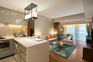 深圳深圳辉盛阁国际公寓的开放式厨房和带沙发的客厅