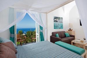 卡普里卡普里红酒酒店的一间卧室配有一张床,享有海景