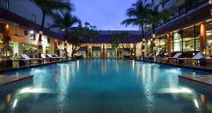 胡志明市西贡宾乐雅酒店的一座带椅子的大型游泳池
