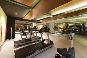 伊达贾伊Novotel Itajai的健身房设有跑步机和电子游戏