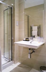 林茅斯旭日酒店的一间带水槽和淋浴的浴室