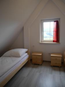 克罗奇琴科Chatki Niwki u Zbója的一间卧室设有床、两个床头柜和窗户