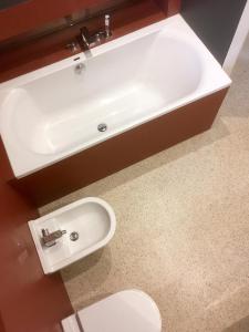 滨海萨纳里Villa Magali的浴室配有白色水槽和卫生间。
