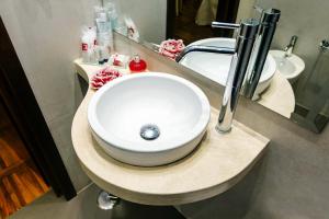 罗马罗坎达纳沃纳酒店的浴室设有白色水槽和镜子