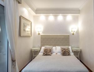 罗马罗坎达纳沃纳酒店的一间卧室配有一张带2个床头柜的大床