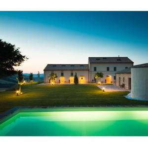 西尼加利亚Resort Il Gallo Senone的庭院中带游泳池的房子