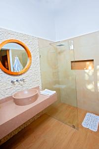 伊瓦拉Hosteria Totoral的一间带水槽和玻璃淋浴的浴室