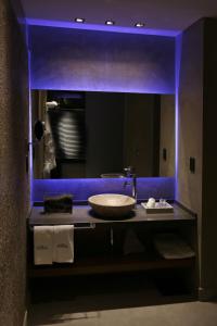 图蓬加托火山Casa Petrini的一间带蓝光水槽的浴室