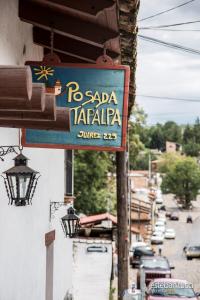 塔帕尔帕Hotel Posada Real Tapalpa的街道旁的餐厅标志