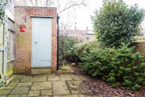牛津The Jericho Escape - Comfortable & Modern 4BDR House的院子里有白色门的砖房