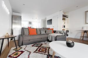 牛津The Jericho Escape - Comfortable & Modern 4BDR House的客厅配有灰色沙发和橙色枕头。